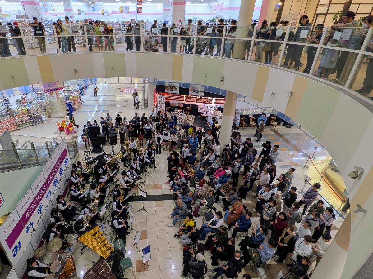 「第10回みらチカ音楽祭」で演奏する本庄西中学校吹奏楽部