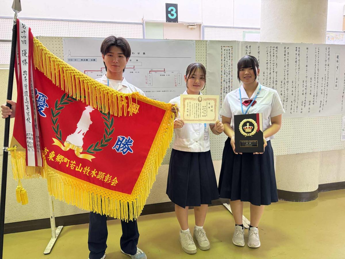 (左から)優勝した宮崎北高校の海野漣さん、岡田華音(かのん)、石田千夏さん