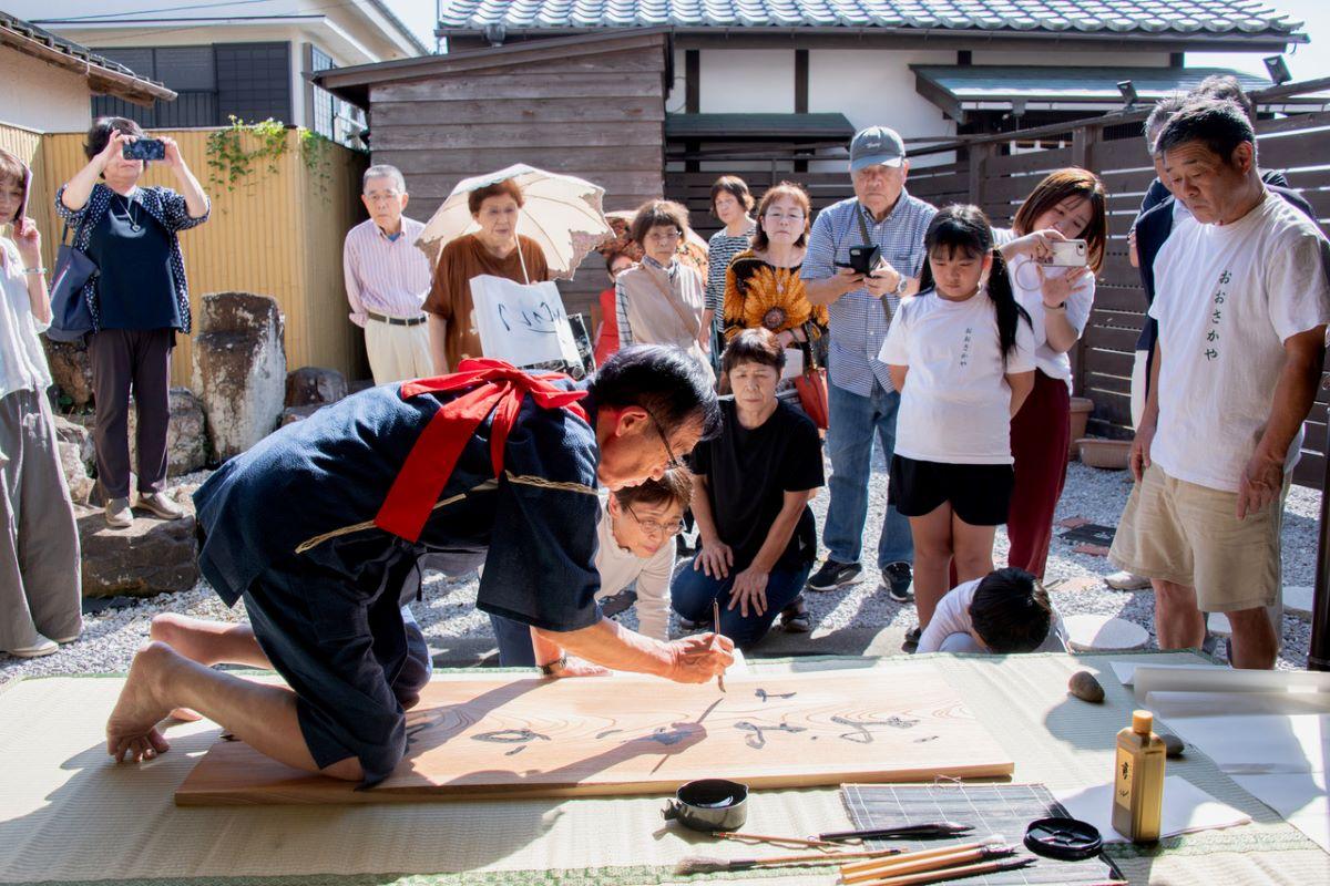 美々津の食事処「おおさかや」の開業祝いをきっかけに開かれた揮毫（きごう）会