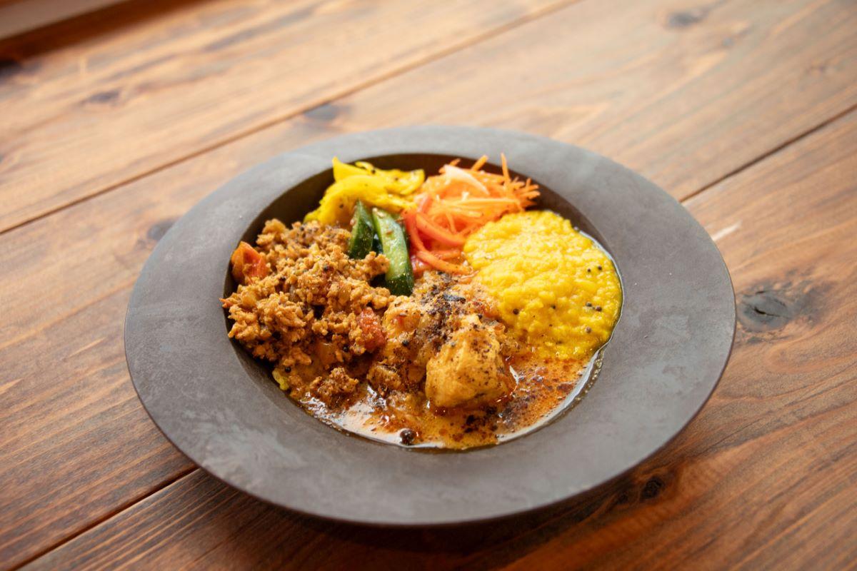 チキンやキーマ、豆を使った3種類のカレーを盛り付けた今月のカレープレート