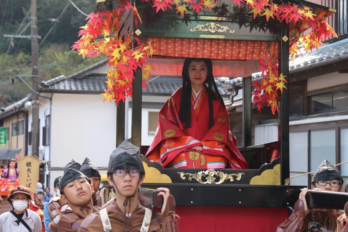華やかな十二単姿の鶴富姫（写真提供＝椎葉村役場）