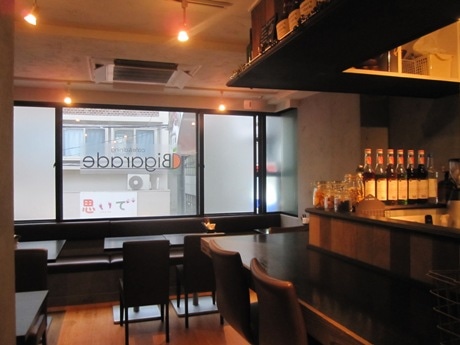曙橋駅前から続く商店街にオープンしたカフェ&ダイニング「Bigarade(ビガラード)」
