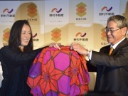 「GEMS市ヶ谷」を表現した「十段お重」の除幕式を行う国生さゆりさん(除幕前)