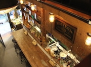 屋根裏部屋のようなロフトからのぞいたメーンフロアのカウンター