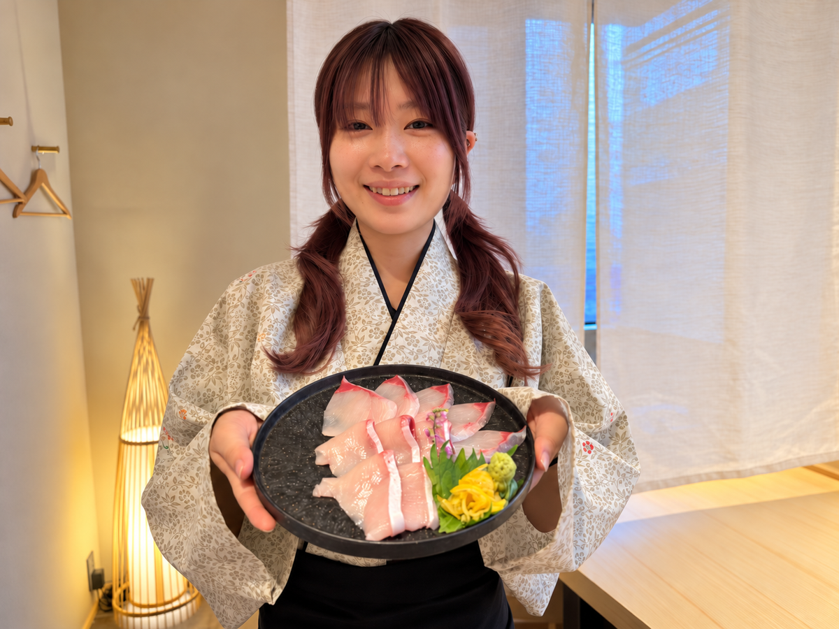 「美鮮ぶり」を手にする「ぶりしゃぶ 鰤と出汁と。」のスタッフ