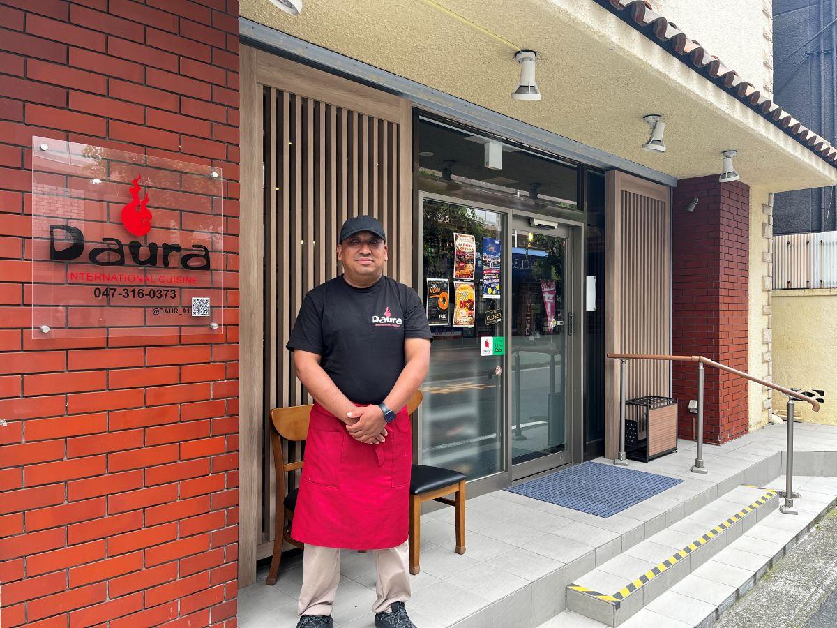 店の前に立つ「Daura（ダウラ）」店主のナレッシュさん