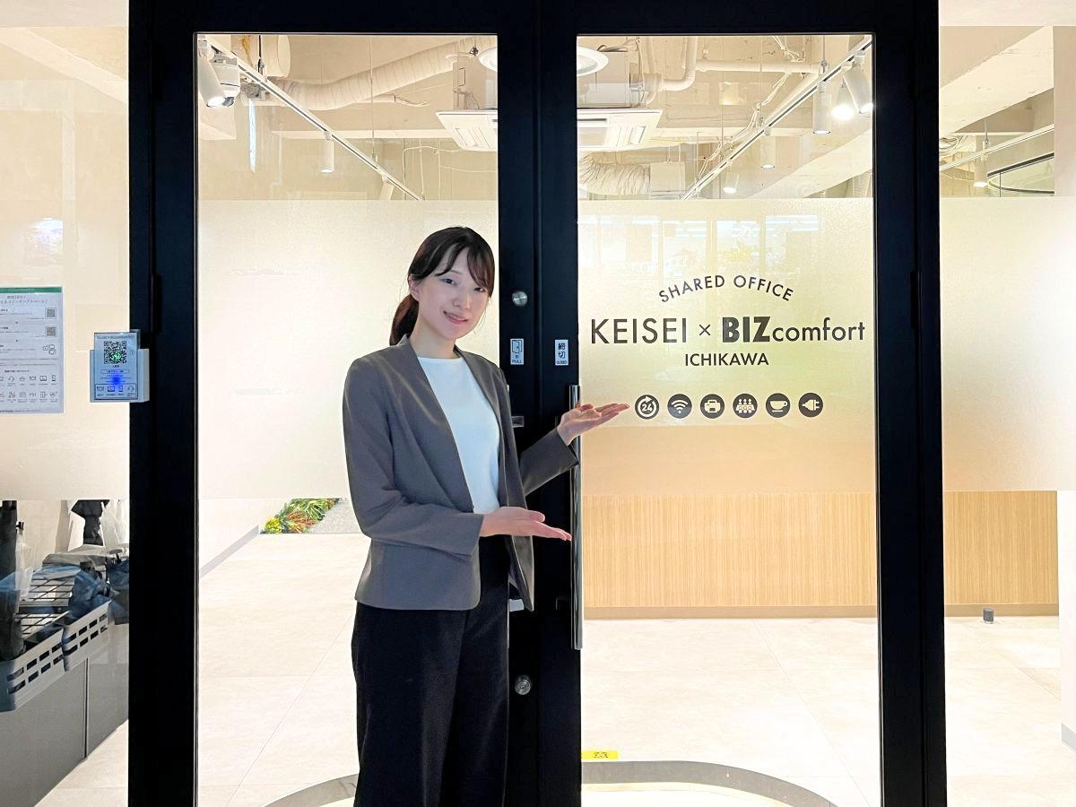施設前に立つWOOCマーケティングチームの國吉さん