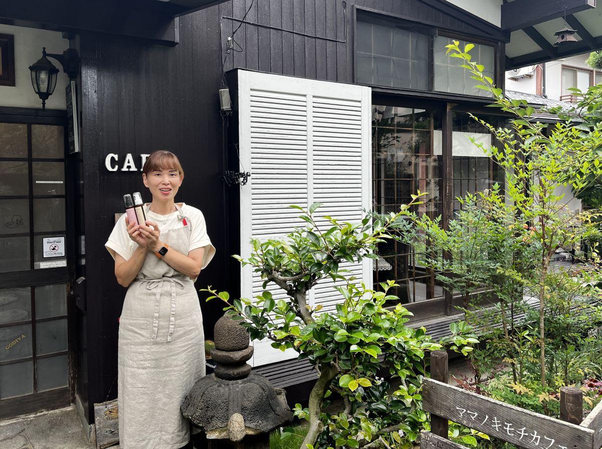 「オハダノキモチ」を手に店の前に立つ店主の勝さん