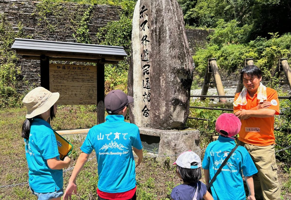 砂防ダムの説明を受ける