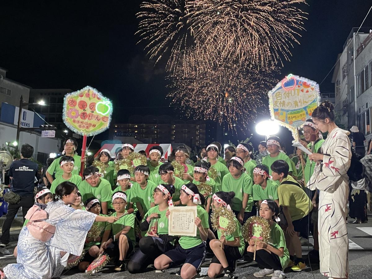 地元ケーブルテレビのインタビューを受ける「色づけ!友情の青りんご追手町小学校6年生」の児童ら