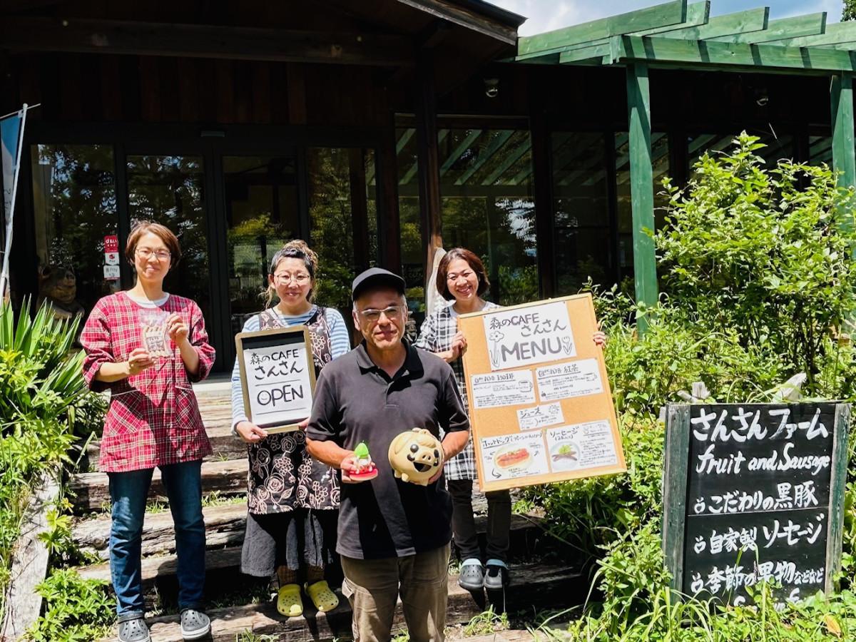 「森のcafeさんさん」を紹介する原実さんとスタッフ