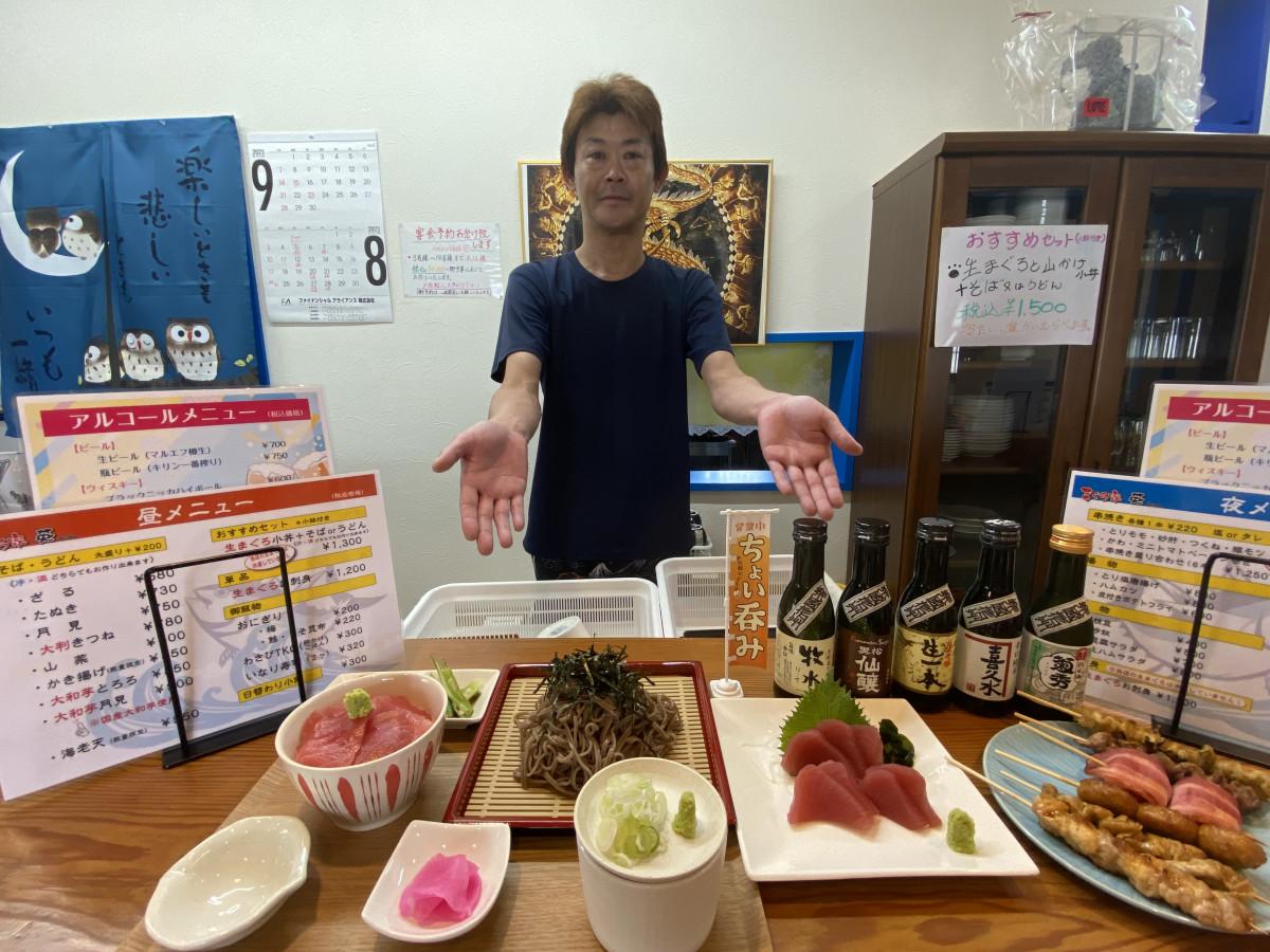 一新したメニューと「まぐろ家英」の田中英さん
