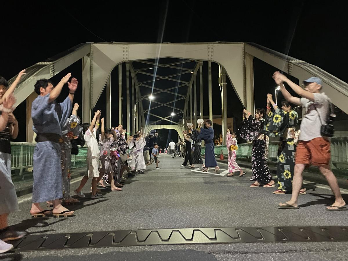 姑射橋で輪になって踊る「天龍峡をどり」
