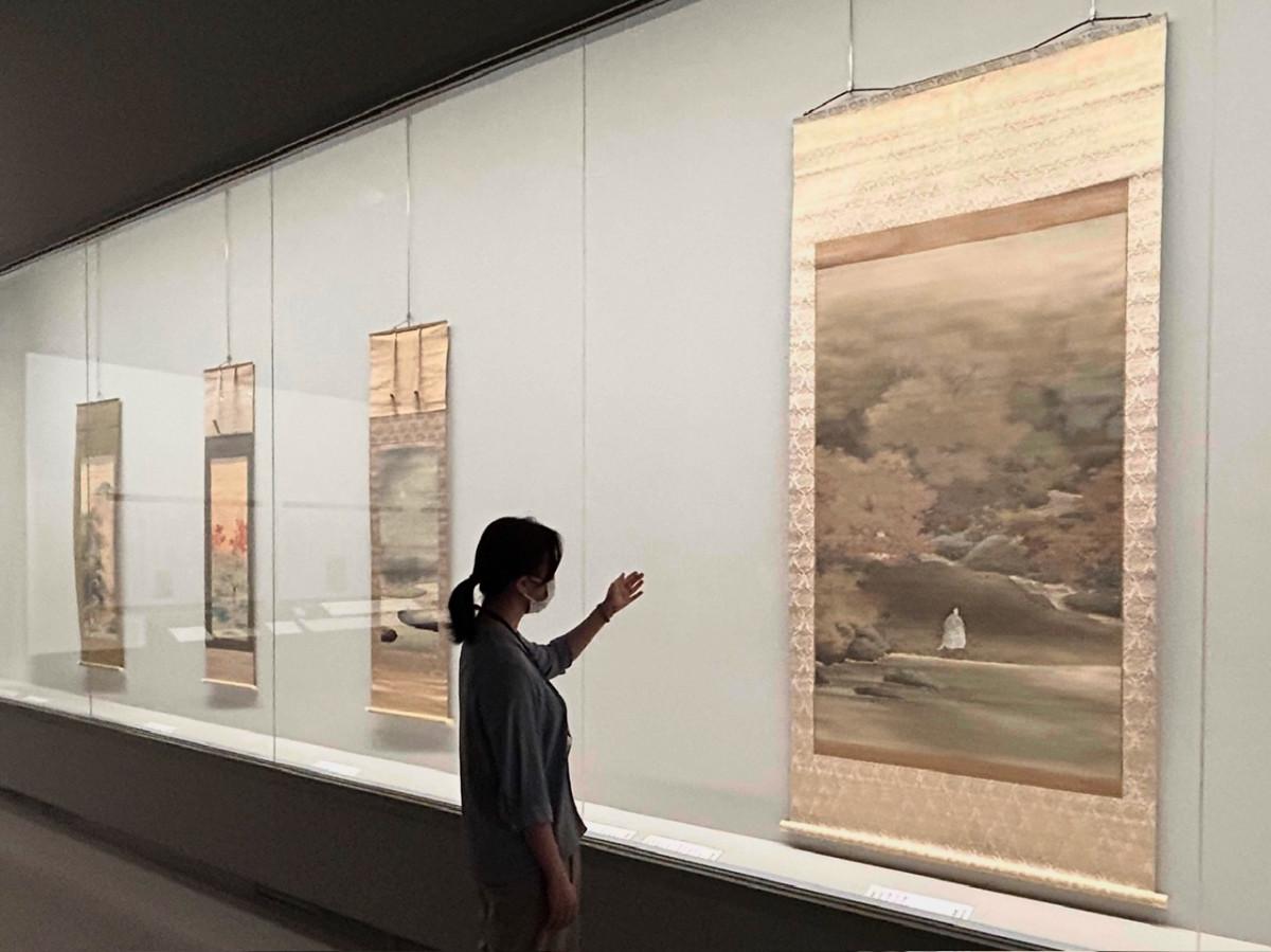 菱田春草の作品を紹介する小池朋美学芸員