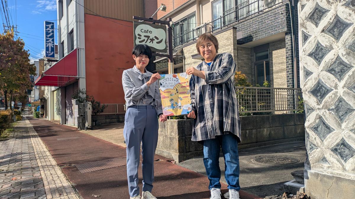 ポスターを手にする武井李奈さん(左)とスタッフ