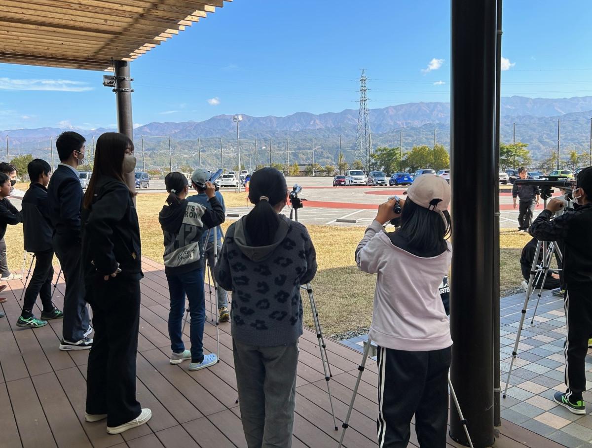 作った天体望遠鏡で観察する参加者