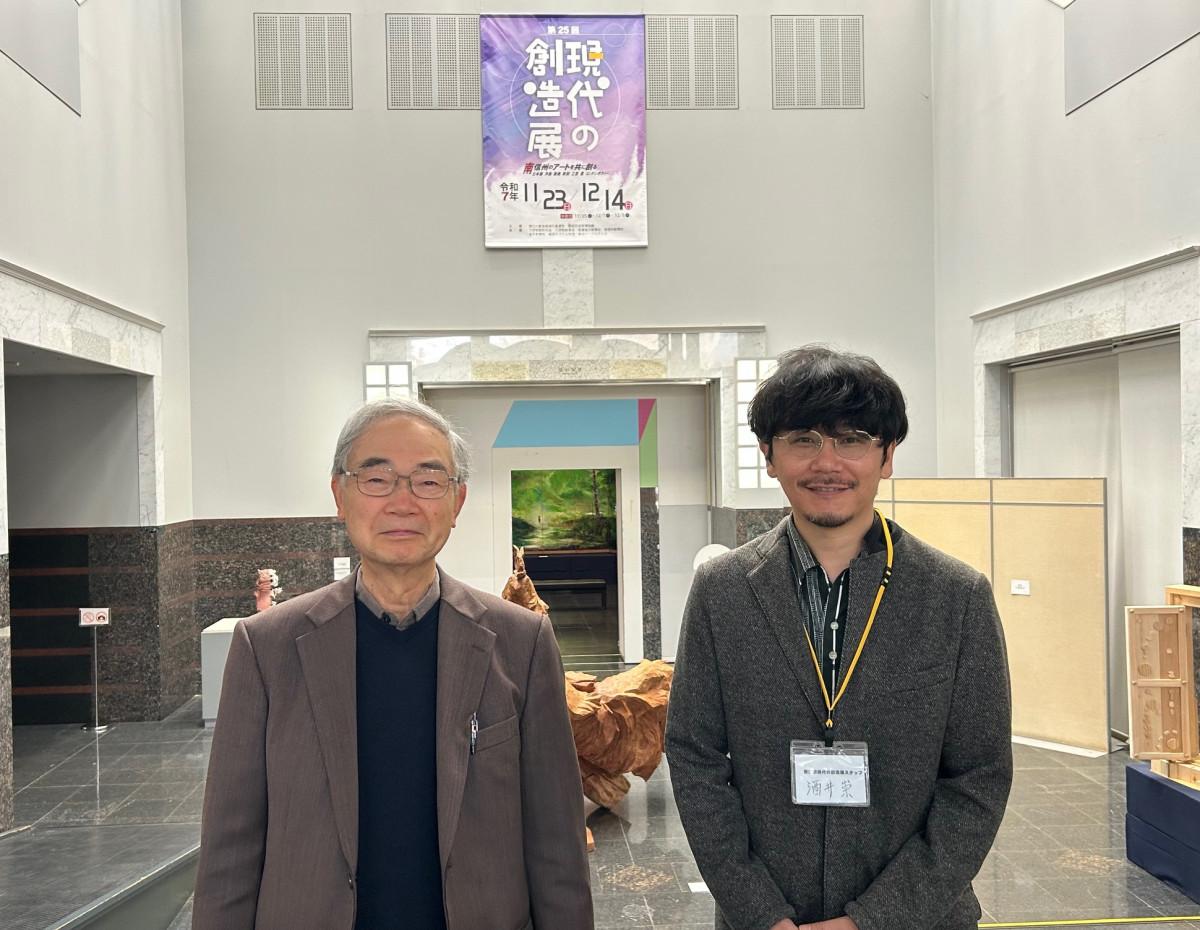 現代の創造展への来場を呼びかける、洋画家の丸山陸雄実行委員長と洋画家で実行委員の酒井崇さん