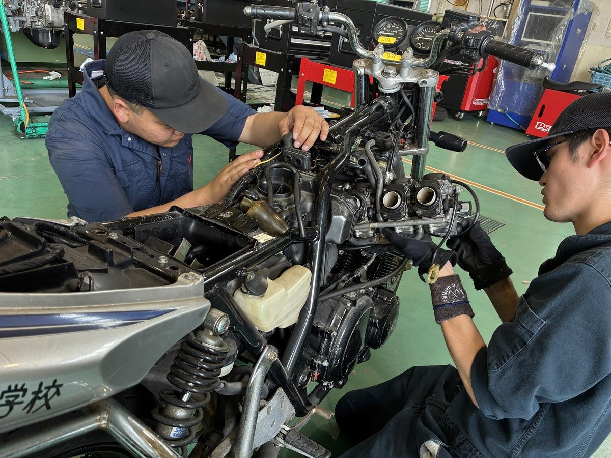 自動車整備科では2年間の課程で2級自動車整備士の資格取得を目標とし学ぶ（写真提供＝長野県飯田技術専門校）