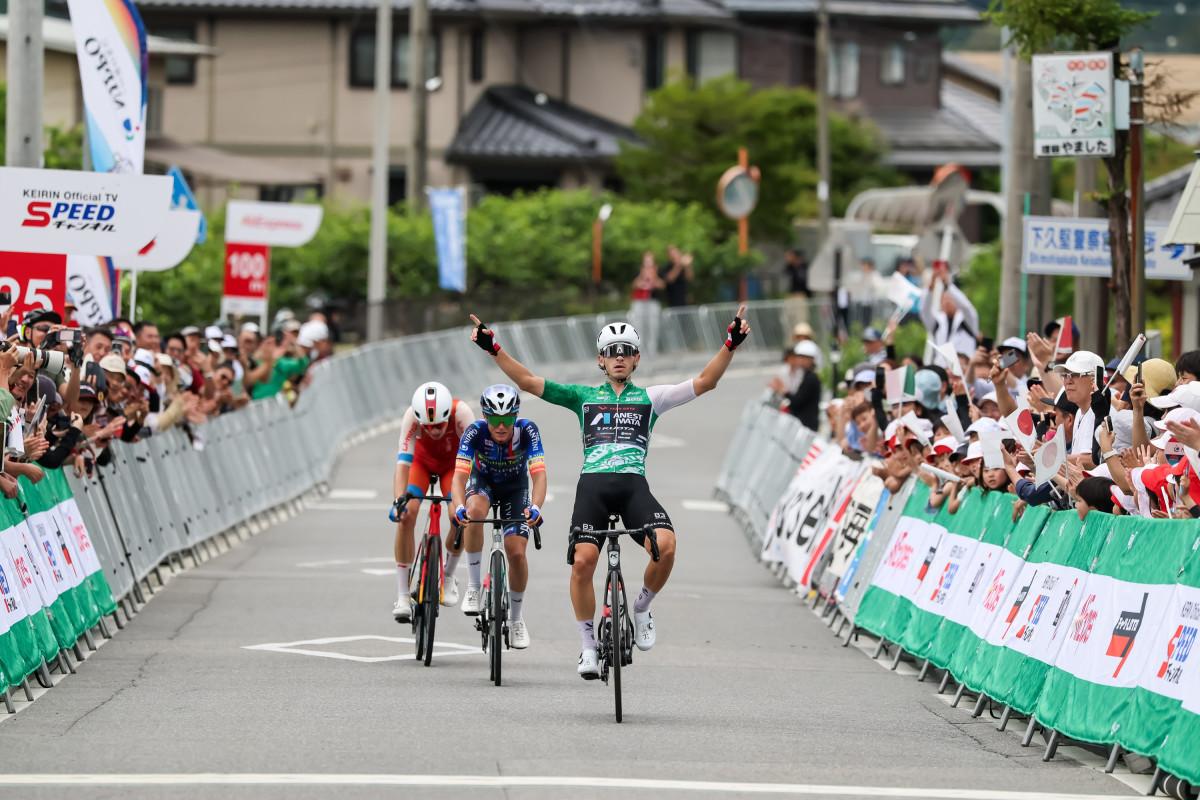TOJ綿半信州飯田ステージゴールシーン　TEAM UKYO トンマーゾ・ダーティ選手（写真提供：TOJ組織委員会2026）