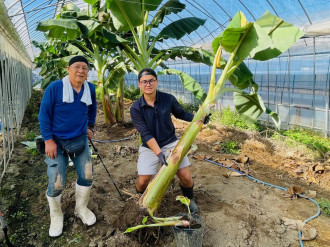 育てたバナナの苗を託す加藤栄優さんと、譲り受けた中村一生さん。写真撮影2026年10月1日