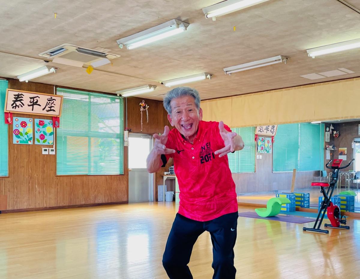 「これからも人と人を笑顔でつなぐ手伝いをしていきたい。笑って笑って元気にいきましょう」と呼びかける宮下泰広さん