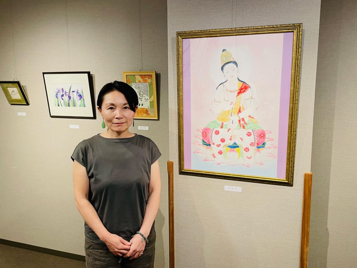 日本画家、宮井啓江さんと作品「聖観音」