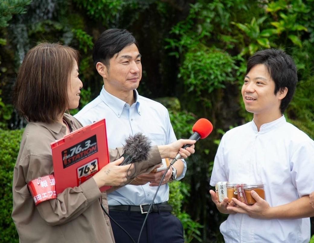 「ビズラジ」インタビューを受けるマルマン6代目社長・中田泰雄さん（中央）と生産課仕込み係の平栗直樹さん（右）（写真提供＝Hi-Log 松澤弘明）
