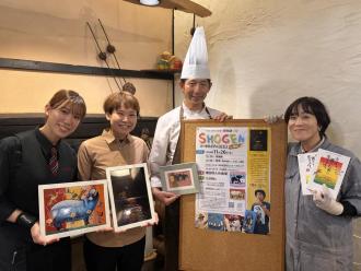 講演会をアピールする土屋智恵さんほか川楽屋のスタッフ