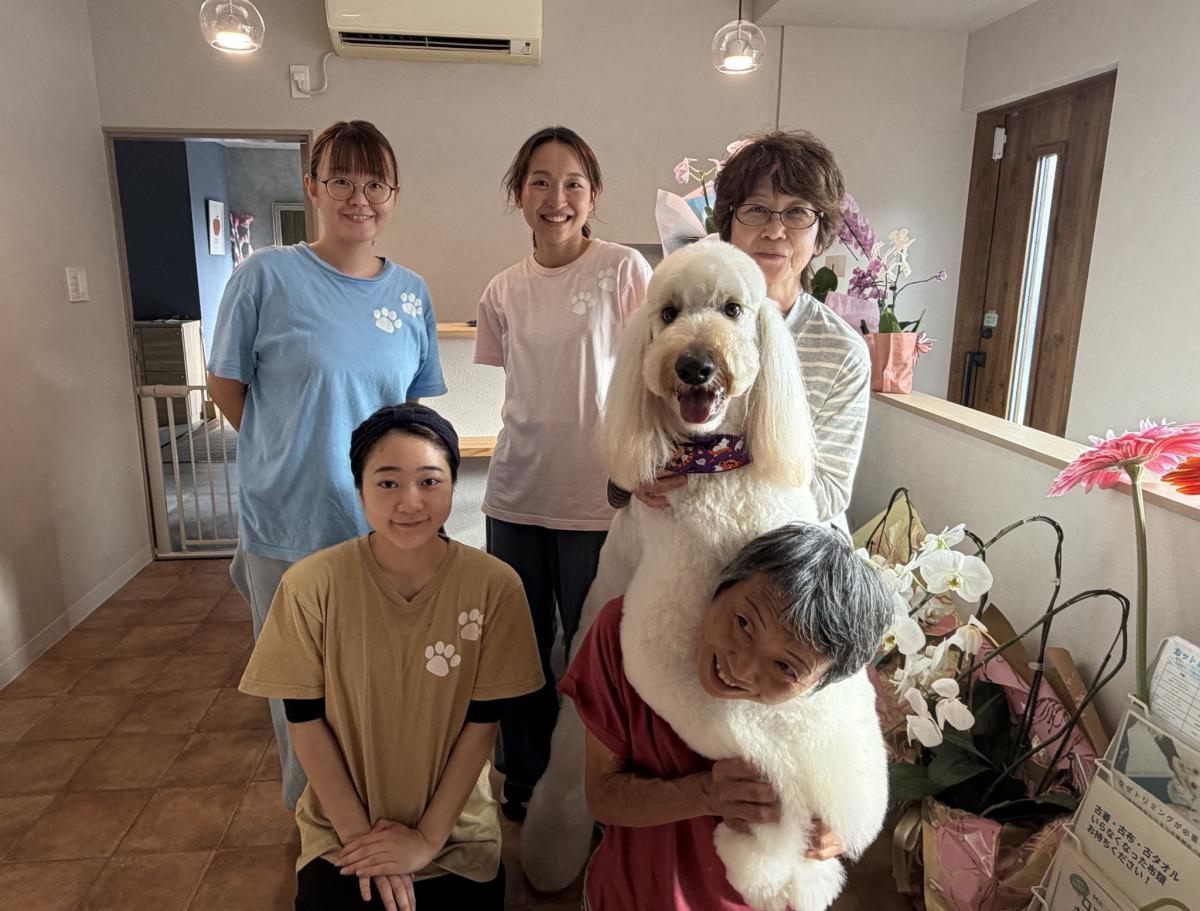 ムーミンの小川美佳さん（中）、ほかスタッフと利用客