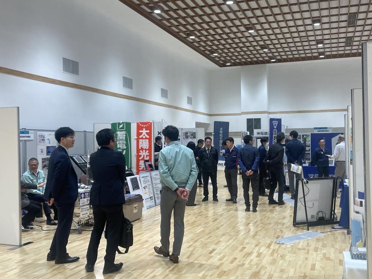 南信州環境メッセでは環境関連の地元企業の製品、商品のブースが並ぶ