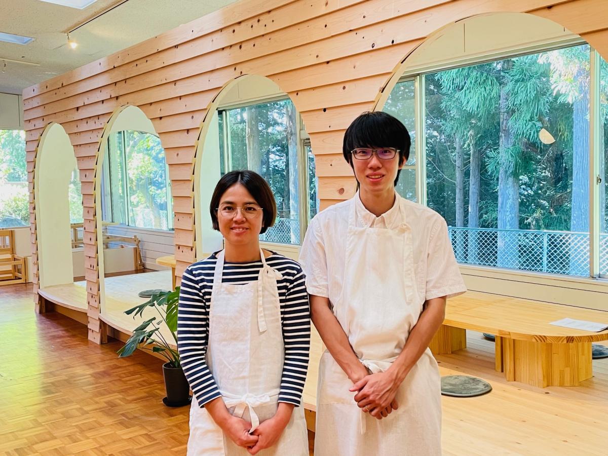 カフェ「素渦soka（そか）」を運営する、旧校舎の活用に取り組む「いくとう山の暮らし研究所」の所長を務める西川えりかさんと、木工房「pukto」を営む田中大也さん