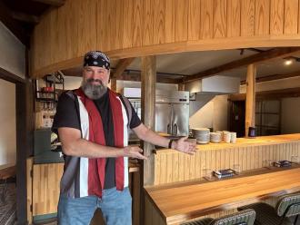 SIRUKURAカフェのカウンターで経営者のリチャード・カーショーさん