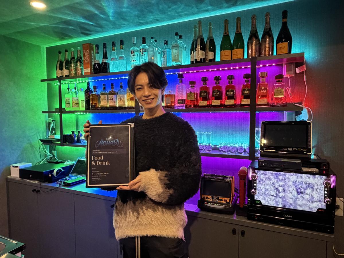 BAR AOHARUのカウンターでオーナーの佐久間健司さん