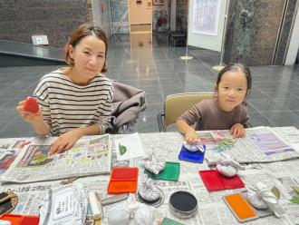 植物の葉にインクを付け、紙に写し取る「搨書（とうしゃ）」を体験するワークショップ「田中芳男にちょうせん～『搨書』（こすり出しお絵かき）体験～」が現在、飯田市美術博物館（飯田市追手町）のロビーで開かれている。