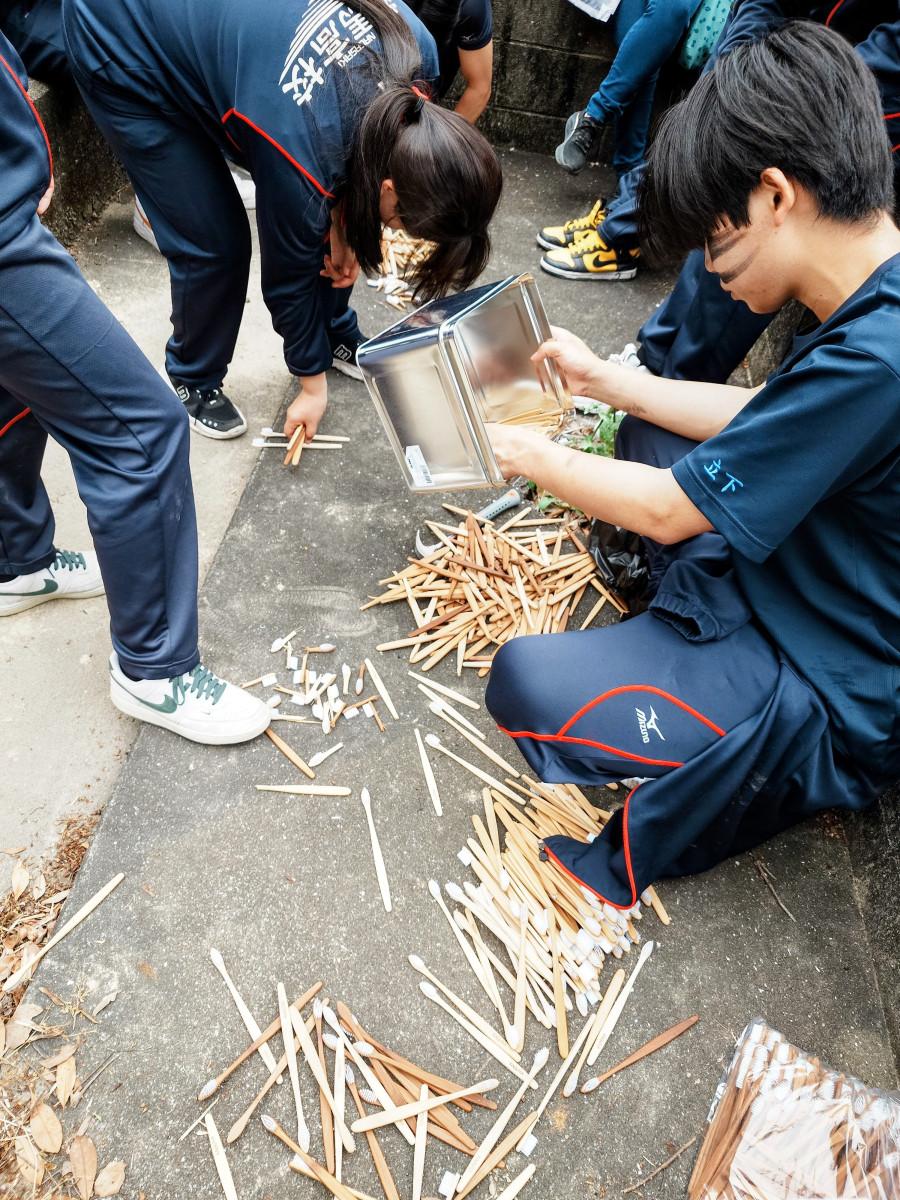 缶に竹を詰める対馬高校商業科の生徒ら（写真提供＝環境団体YOUWA）