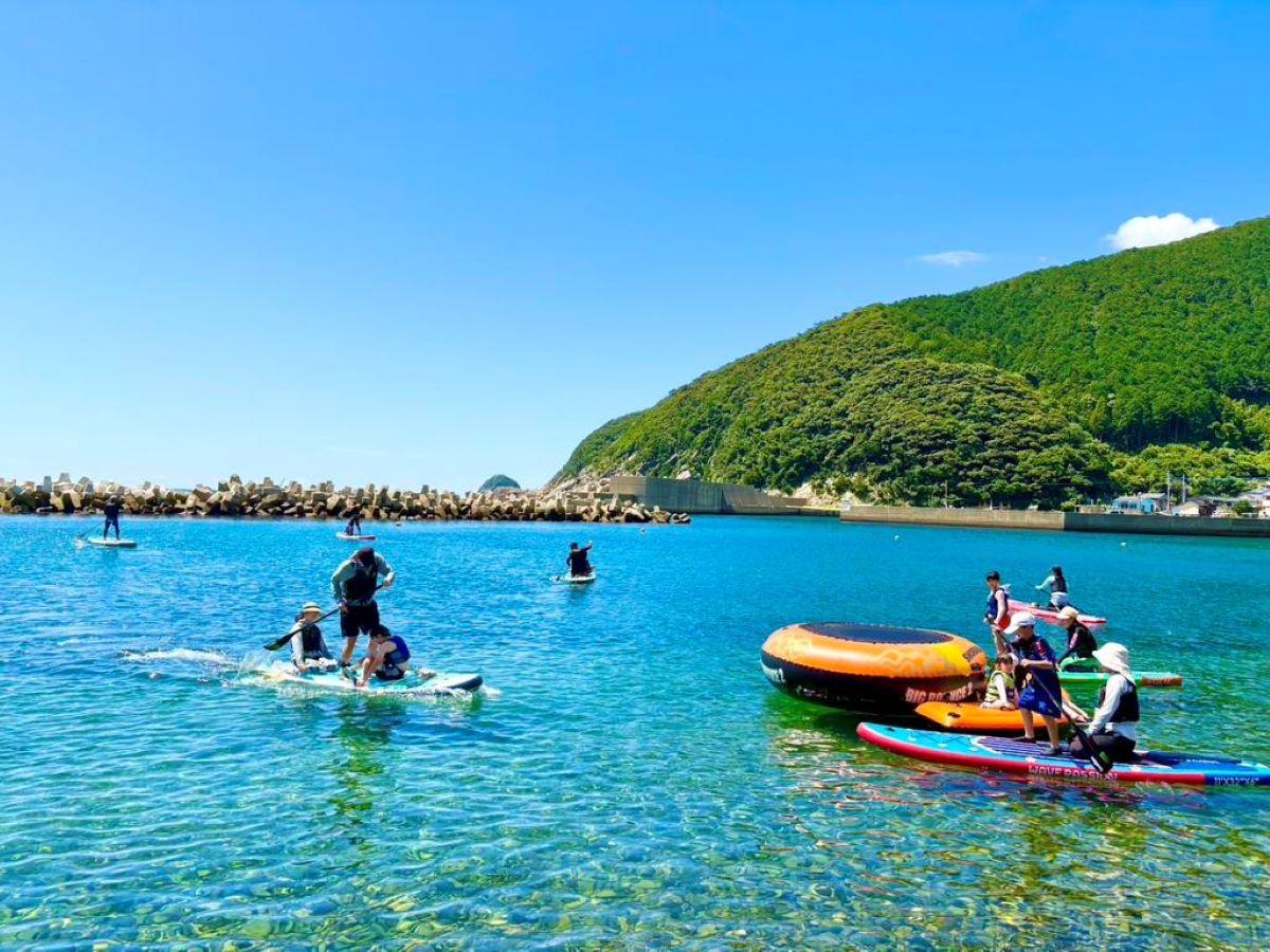 昨年のイベント開催時、海遊びを楽しむ参加者（写真提供＝対馬観光物産協会厳原部会）