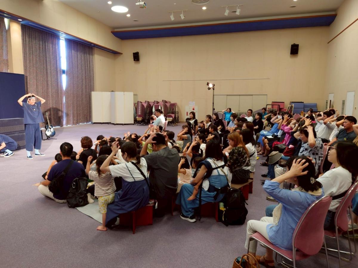 昨年の風の子九州「にっつこりぽっつかり座」公演の様子（写真提供＝壱岐子ども劇場）