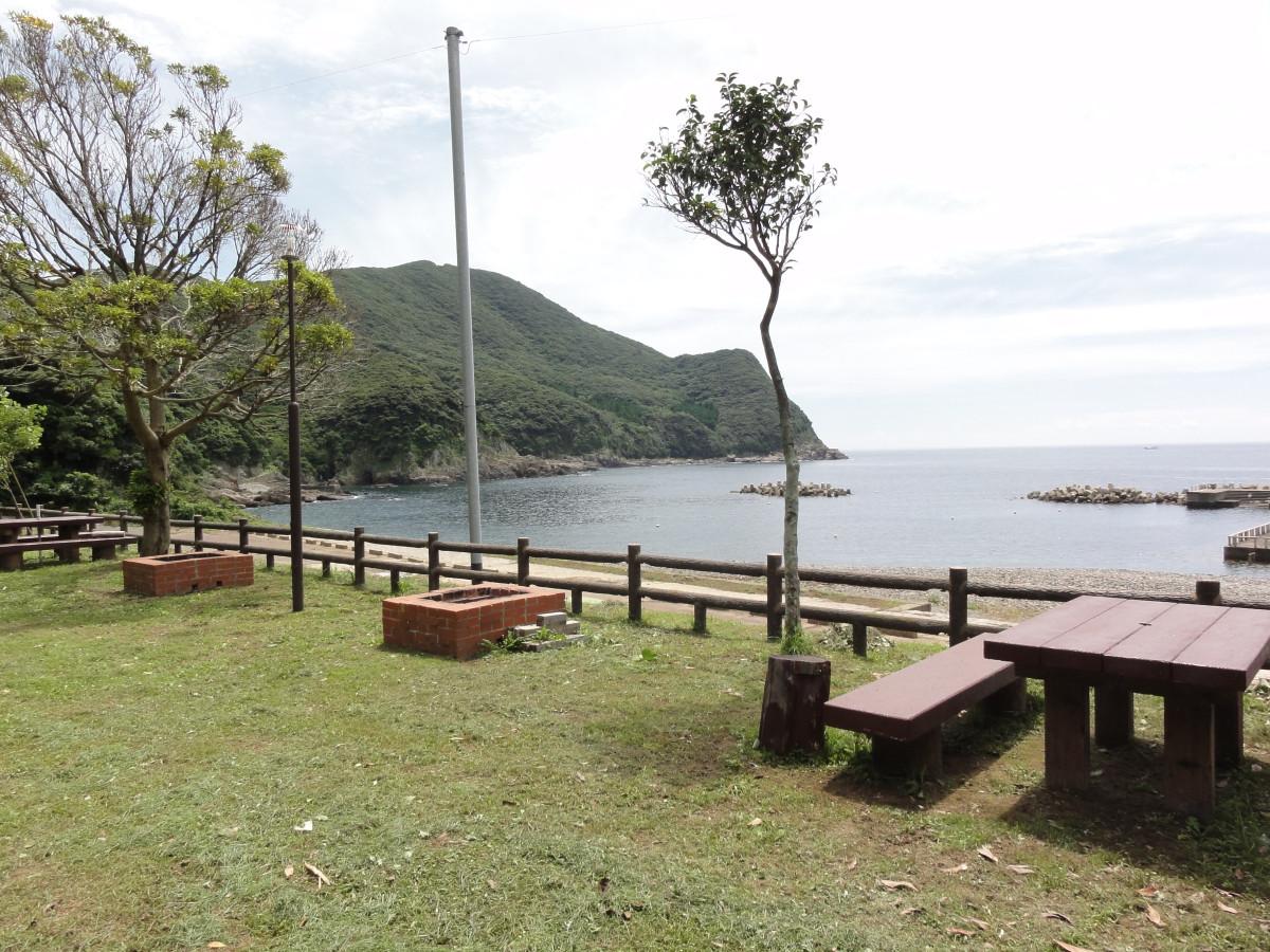 尾浦海水浴場に隣接する青潮の里キャンプ場（写真提供＝対馬観光物産協会）