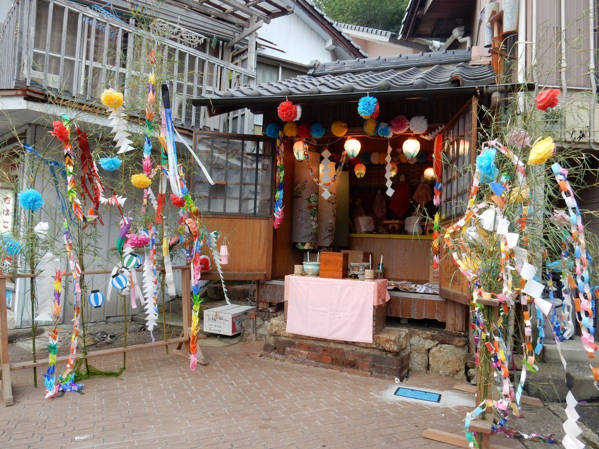 ササやちょうちんで飾り付けされたお地蔵様（写真提供＝対馬観光物産協会）