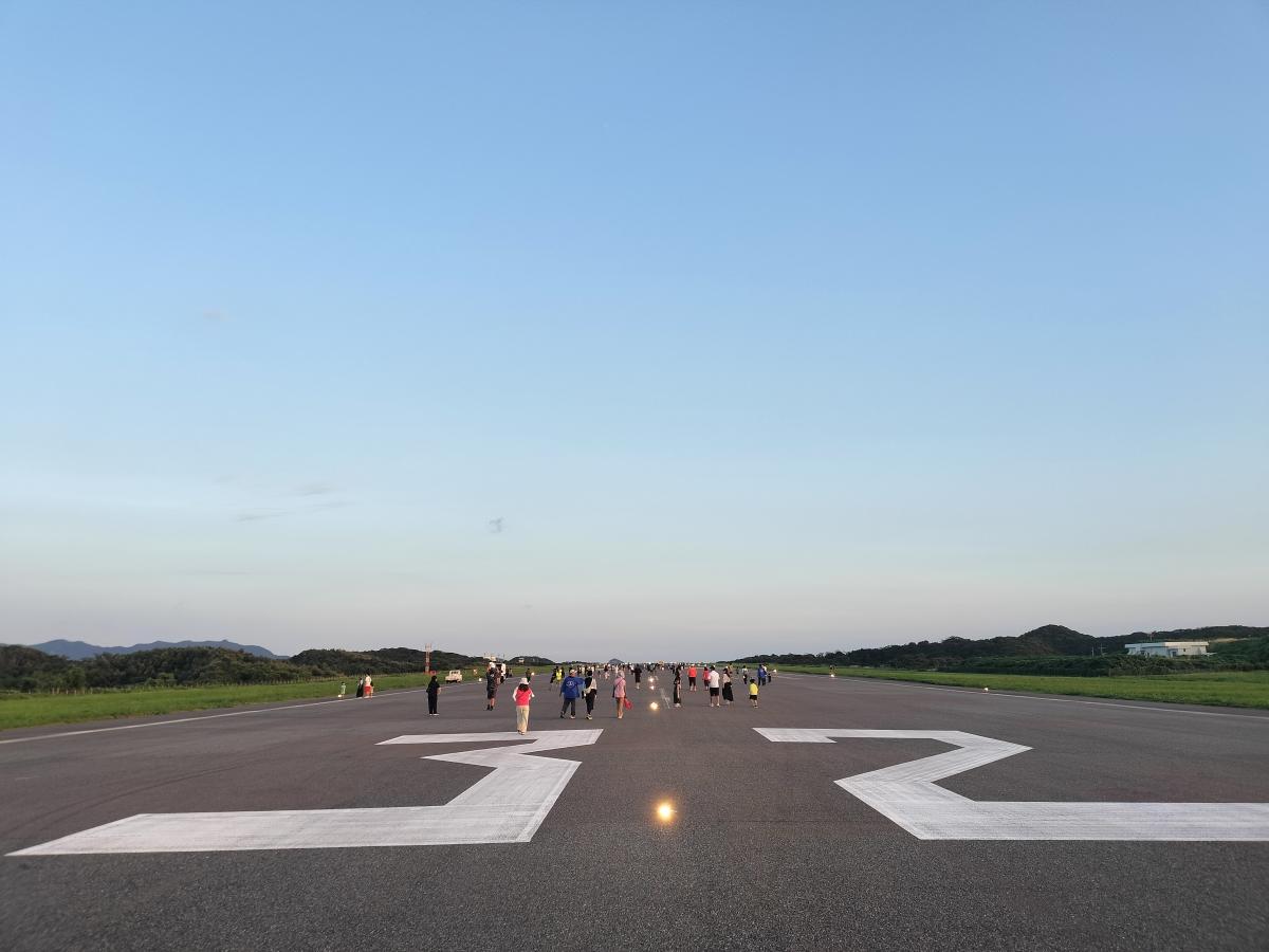 普段は立ち入れない滑走路を歩く参加者（昨年開催時の写真提供＝対馬空港ターミナルビル）