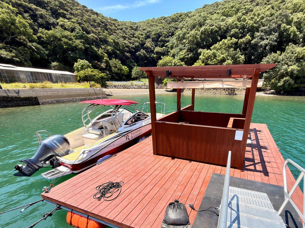 新しく設置・導入した発着地の浮桟橋とクルーズ船（写真提供＝TSUSHIMA RESORT）