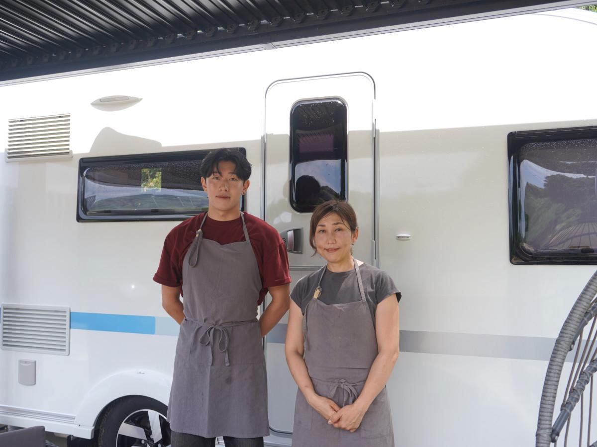 トレーラーハウス型グランピング「凪音」の前に立つ（右＝チーフ西村智絵さん）