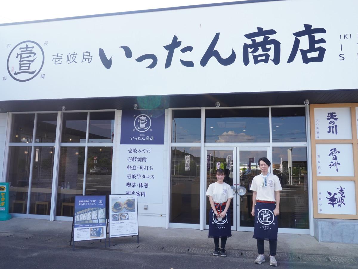 「壱岐島 いったん商店」前にて（右＝長岡尚利さん）