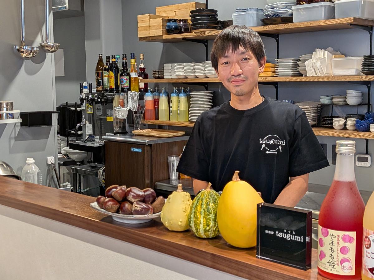 「居酒屋tsugumi（ツグミ）2号店」（今治市北日吉町）が10月7日、今治駅前にオープンする。店に立つのは、店主の渡邊有祐さん。