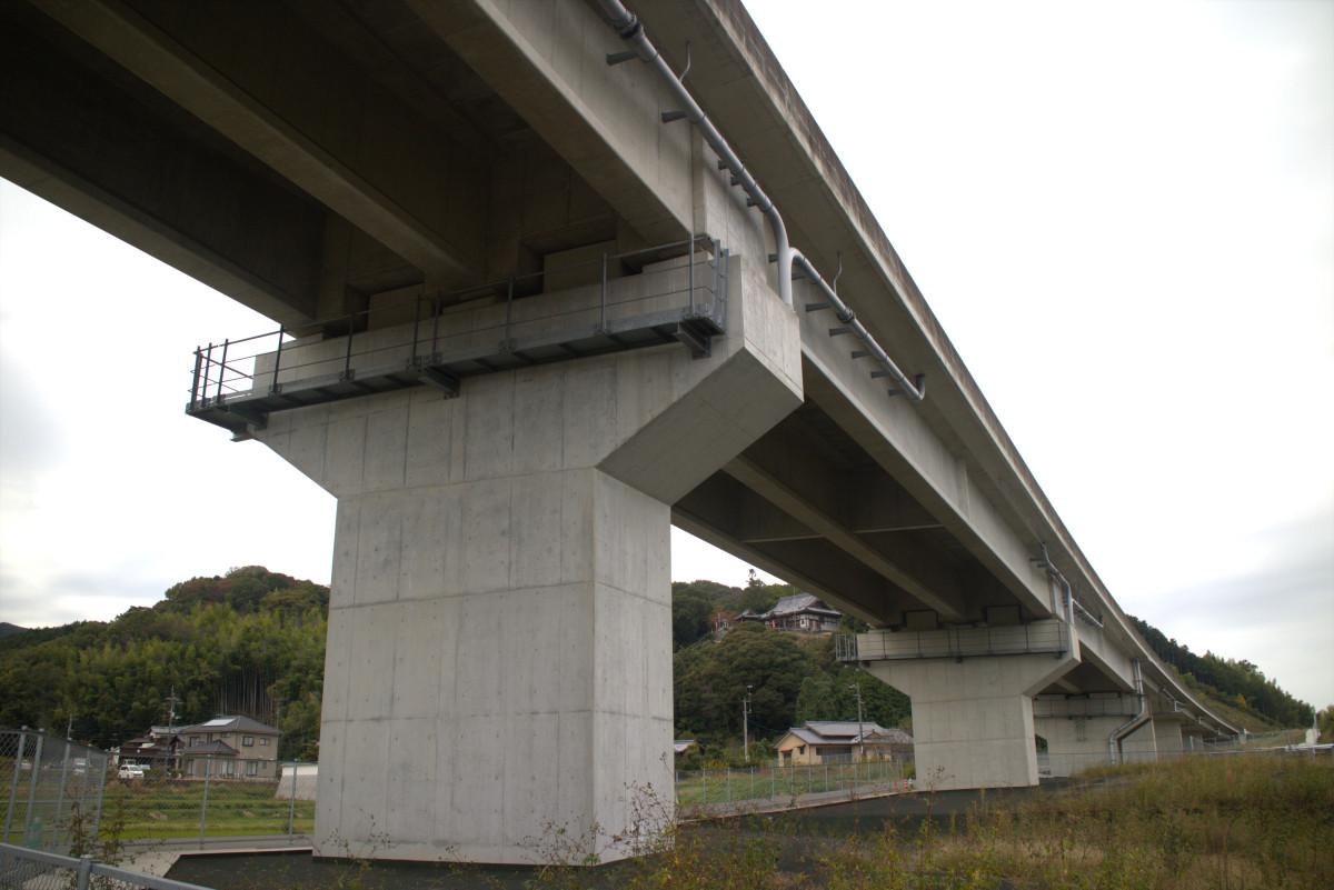 今治小松自動車道に新たに設けられるインターチェンジの名称が「今治朝倉IC」に正式決定した。写真は建設が進む今治道路（今治市古谷付近）高架下。