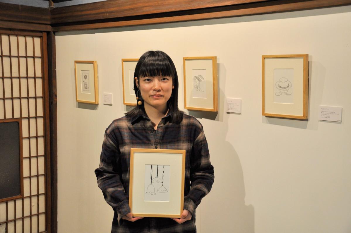 今回初個展を行うHomuraさん。自身が制作したカレンダーの原画を展示。期間中は全日在廊予定。