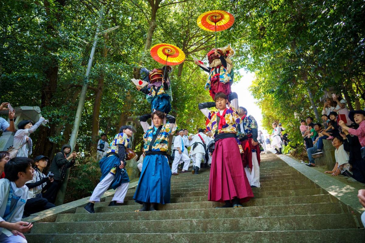 「大井八幡大神社」で奉納された「継ぎ獅子（つぎじし）」。（写真提供＝竹國照顕さん、ゆかりさん）