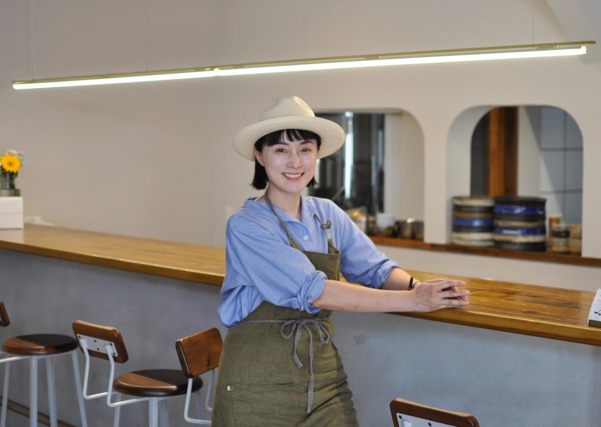 店主の高瀬媛子さん。2020年に東京から愛媛に移住しスパイスカレー店「やまのカレー」を立ち上げながら、古代インド伝承医学「アーユルヴェーダ」の講師として全国各地での料理教室開催やレシピ執筆などの活動も行っている。