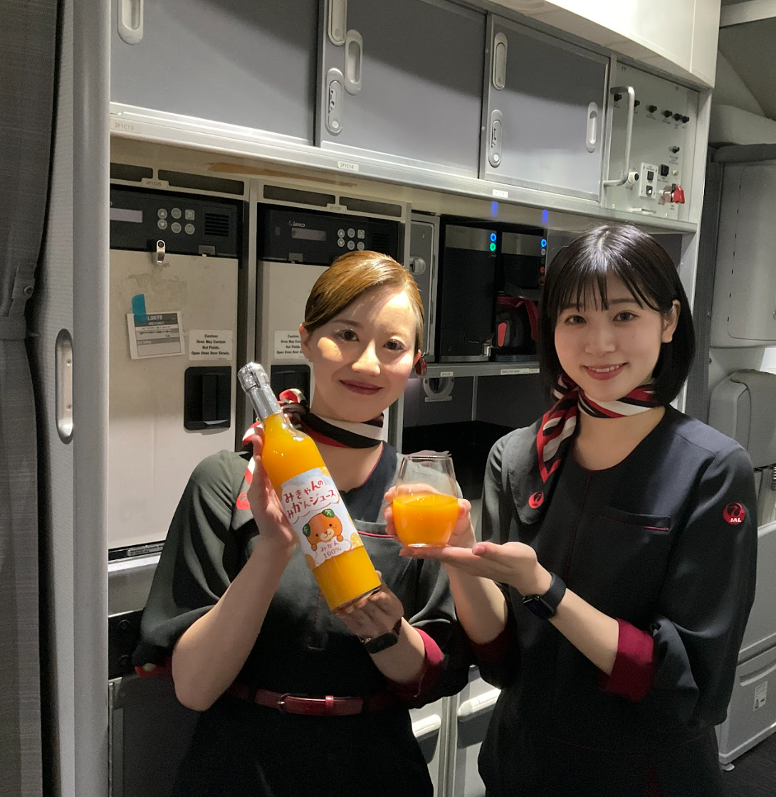 日本航空の国際線ビジネスクラス機内で提供されている、「大三島果汁工業」のかんきつジュース「みきゃんのみかんジュース」。日本航空西日本支社松山支店の安田桃子さんは、「これからも地域の皆さまとともに、愛媛県の味やさまざまな魅力の発信を通じて、地域活性化に努めていきたい」と話す。（画像提供：日本航空）