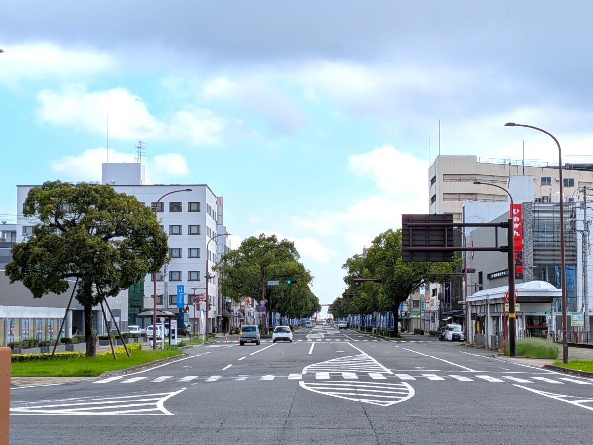 11月に道路空間活用の社会実験が実施される広小路。今治港と今治市役所を結ぶ今治のシンボルストリート。